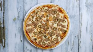 Pizza de Atún con aceitunas negras y champiñones